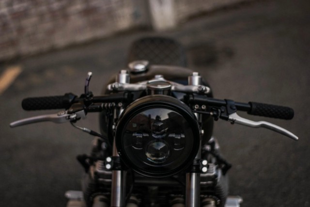 Черный как ночь: уникальный кастом Yamaha XS1100 поражает деталями — как создавался проект