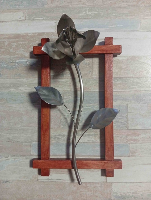 Цветочек для супруги.