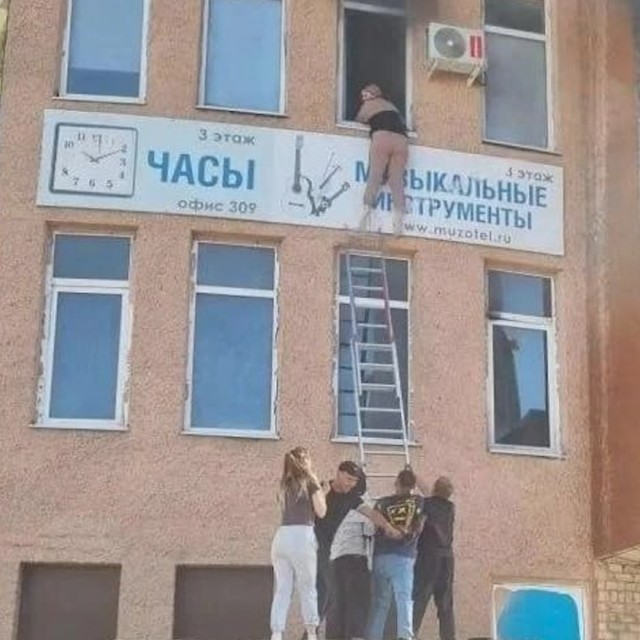 Три человека погибли при пожаре торгового комплекса "Солнечный" в Стерлитамаке