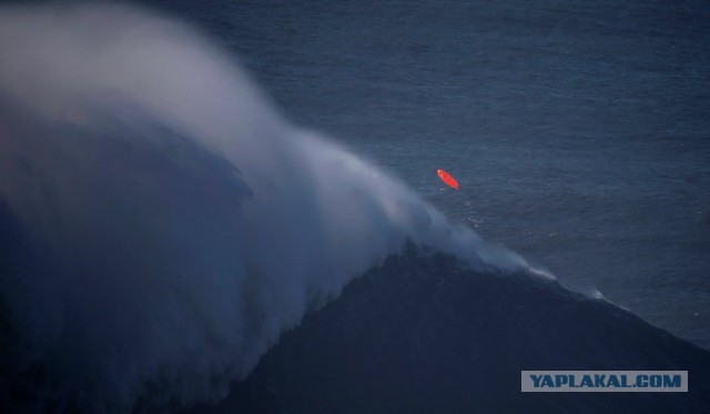 Гигантские волны бушуют у берегов Португалии