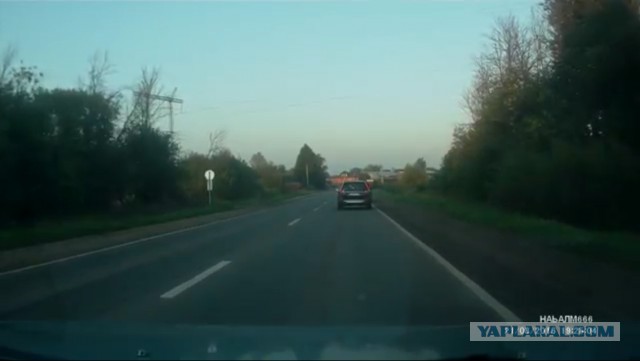 Внедорожник на развороте и байкер