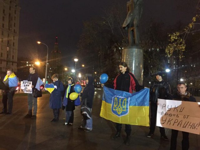 “Когда Путин уйдет, ты будешь прятаться в подвале!” – пикет в поддержку Украины в Москве