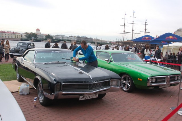 Авто Вернисаж на Неве.
