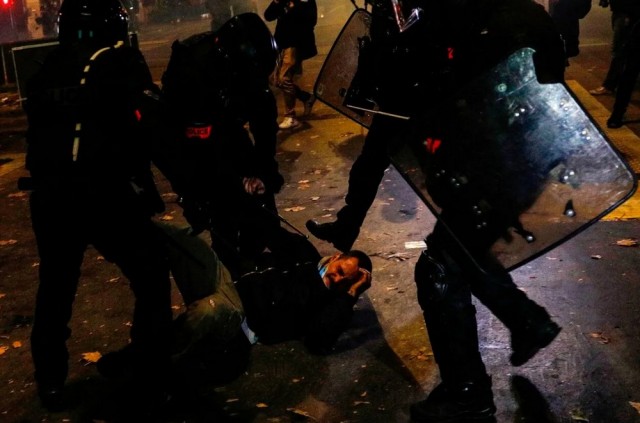 В Петербурге полицейский ударил женщину с ноги