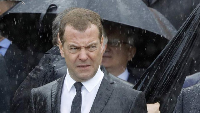 Медведев разозлился на требующих наказать РФ. «Поганые псы войны»