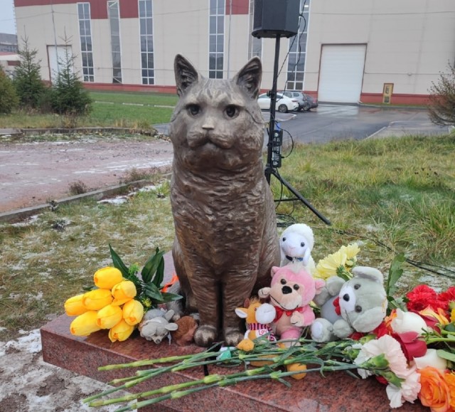 В Петербурге установили памятник коту Кузе, погибшему от рук живодёров.