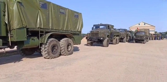 Белорусская армия стягивает к границе с Украиной военную технику с тактическим знаком «В»