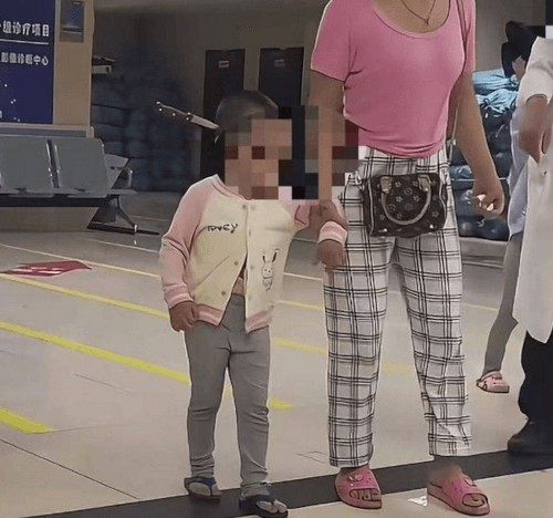 Трёхлетняя девочка пришла в больницу с ножом, воткнутым в голову