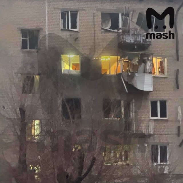 Украинский БПЛА ударил по жилой пятиэтажке в Волгограде.