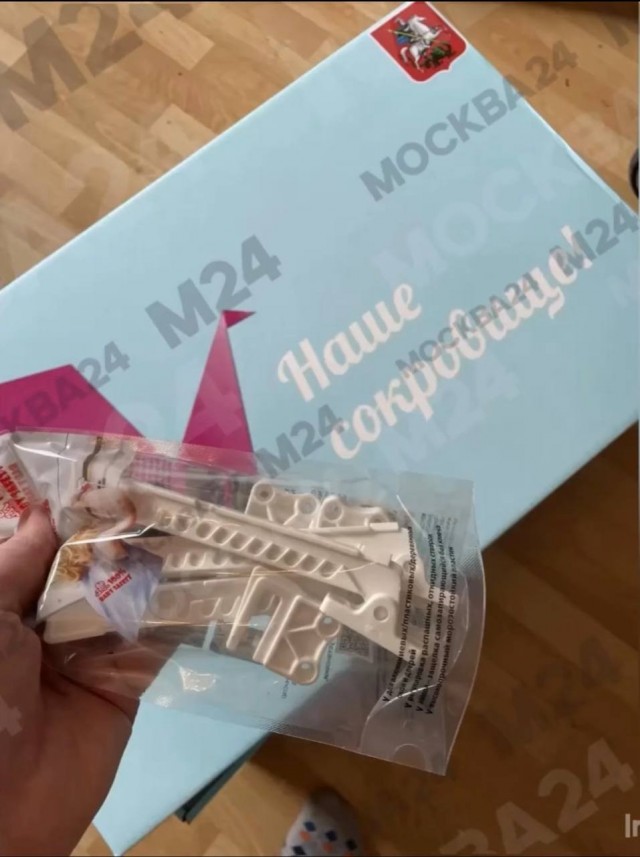 В Москве в наборы для новорожденных, которые выдают в роддомах, включены замки-блокираторы на окна