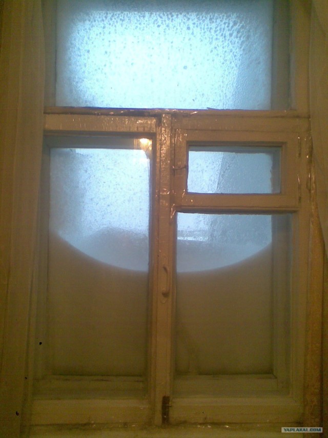 Окно заваливает снегом (4 фото)