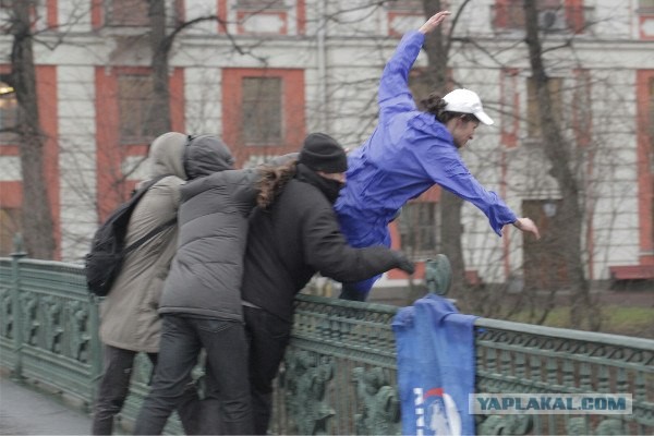 В Петербурге скинули в реку агитатора ЕДРА
