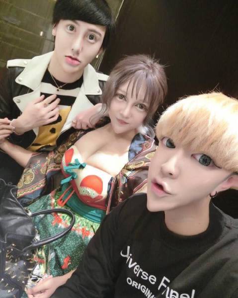 Два китайских «красавчика» и одна «красотка»