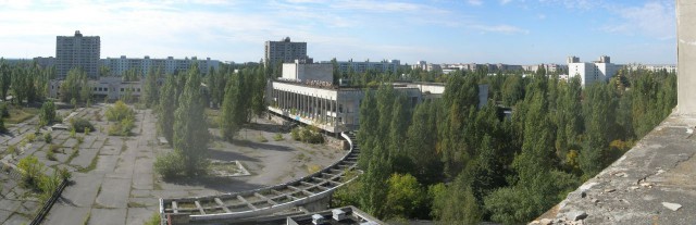 Фотограф запечатлел свою девушку в заброшенных местах