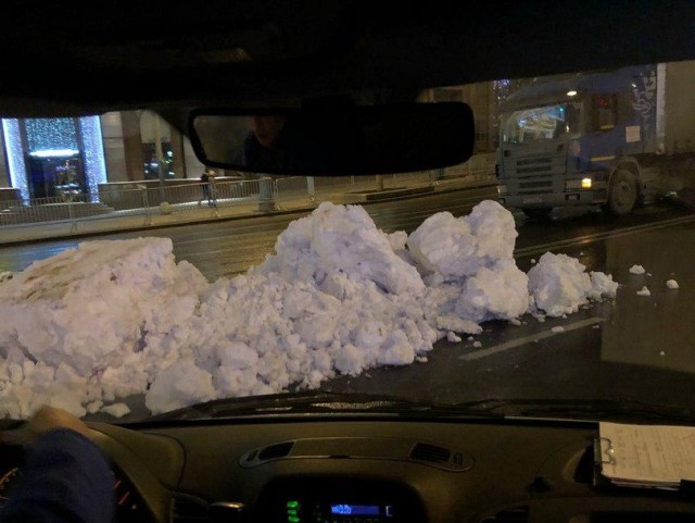В Москве завезли снег на Тверскую улицу и перекрыли её для движения автомобилей
