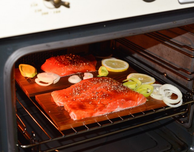 Кулинария: Камчатская семга на кедровой дощечке.