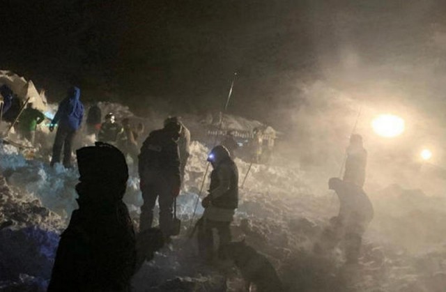 В Красноярском крае сошла лавина. Случилось всё на горнолыжной базе "Гора Отдельная" в районе Талнах города Норильска