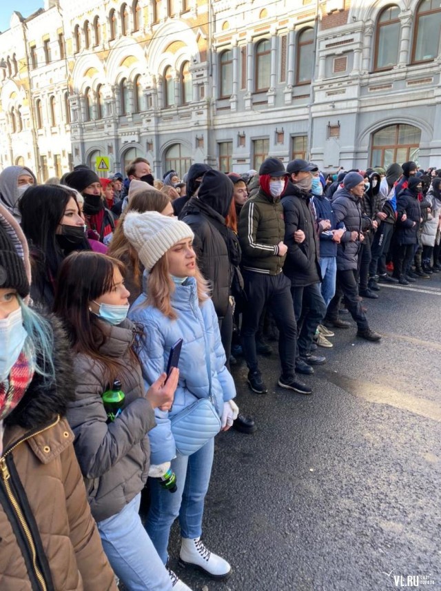 Во Владивостоке начались открытые столкновения протестующих с полицией