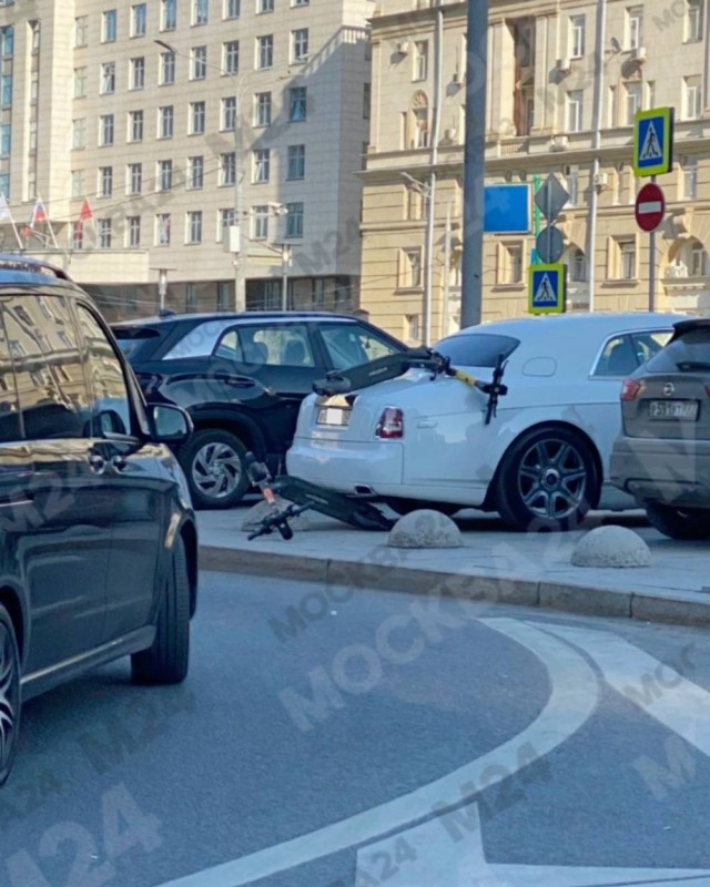 Странная «схватка» между белоснежным Роллс Ройсом и электросамокатом произошла на Новом Арбате