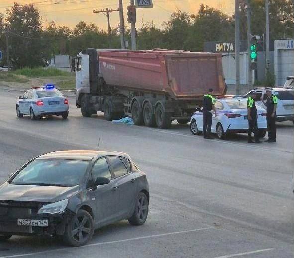 Видео страшного наезда тяжелого грузовика на пешехода в Волгограде