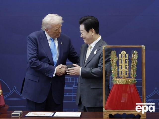 Трампу в Южной Корее подарили орден и корону