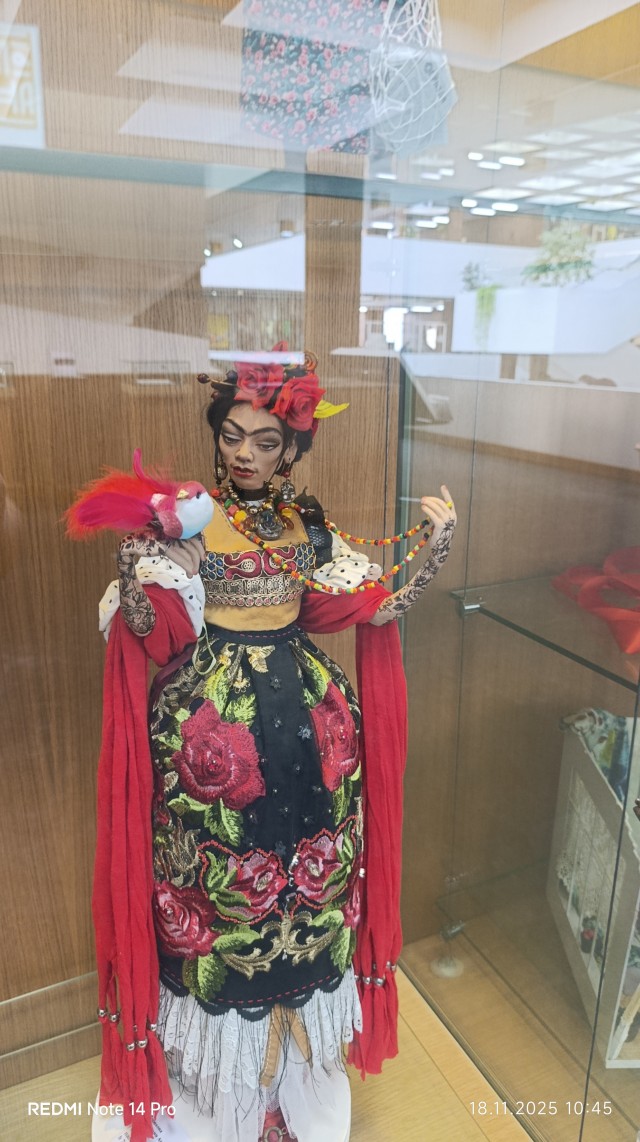 Выставка кукол в библиотеке Ростова