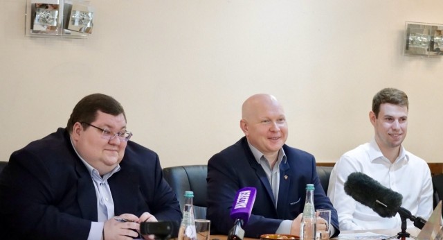 Глава Россотрудничества Евгений Чайка устроил чаепитие с переселенцами из Европы в честь Дня России