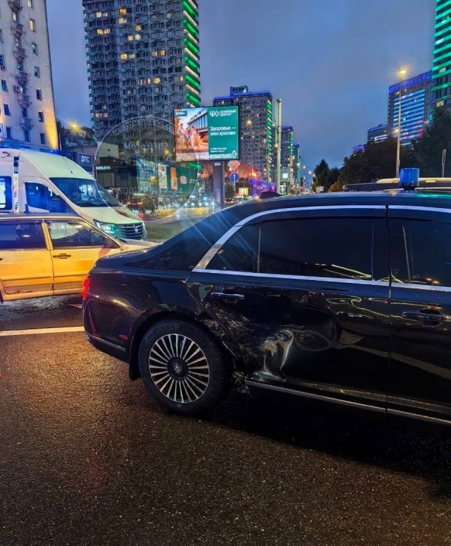 Автомобиль главы ЛДПР Слуцкого столкнулся с мотоциклом в Москве