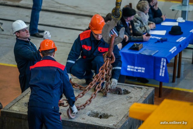 Новый рекорд: самосвал "БелАЗ" утащил 500 тонн