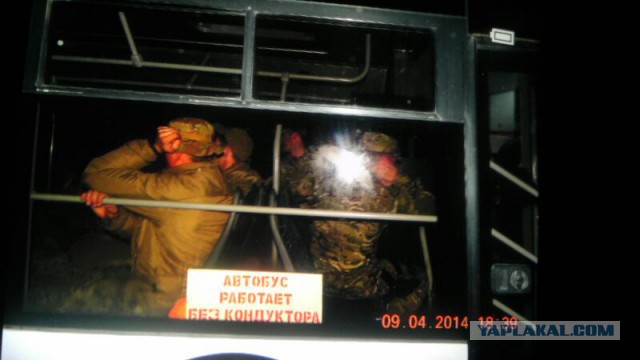 В Донецке блокировали автобус с военными