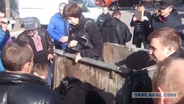 Днепропетровск, женщина в мусорном баке