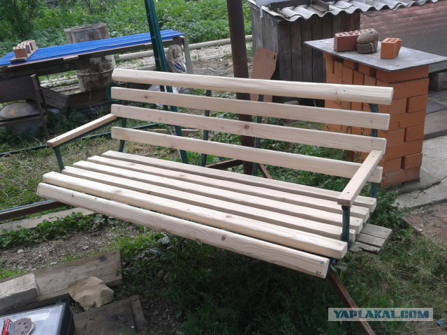 Качели из хлама