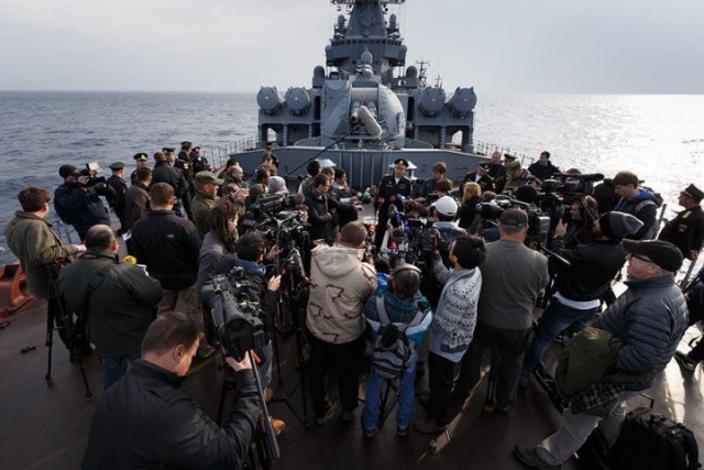 Осмотр ракетного крейсера «Москва» журналистами