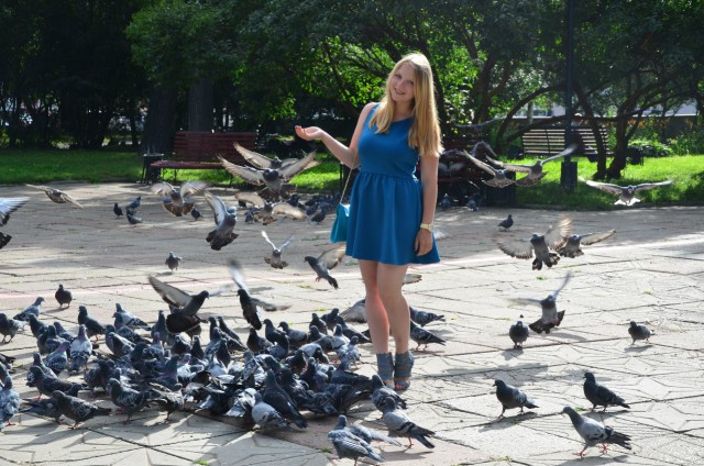 Девушки в коротких платьях