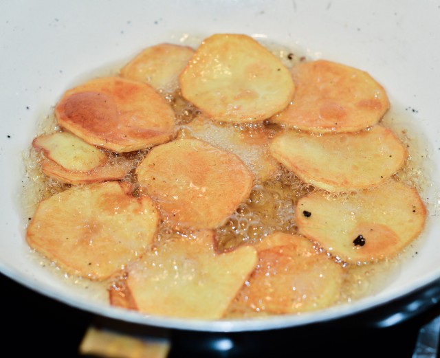 Быстрый стейк на сковородке с картофаном и хлебом.