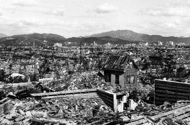 Хиросима до и после атомной бомбардировки, 1945 год.