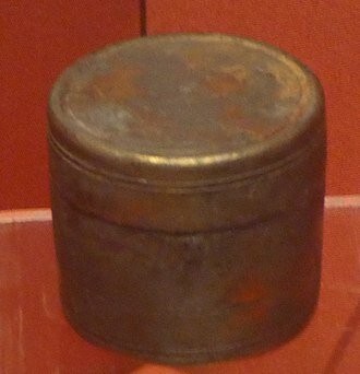 Баночка с кремом и женские трусики — это тоже история