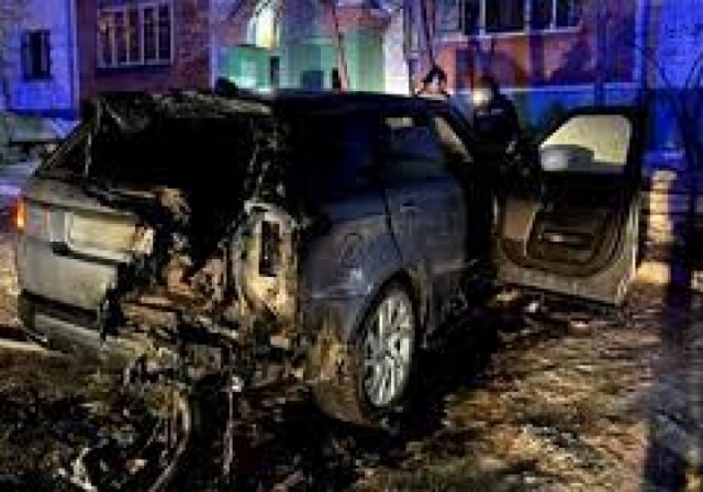 В Омске школьники подожгли дорогой внедорожник бывшего депутата Заксобрания Омской области