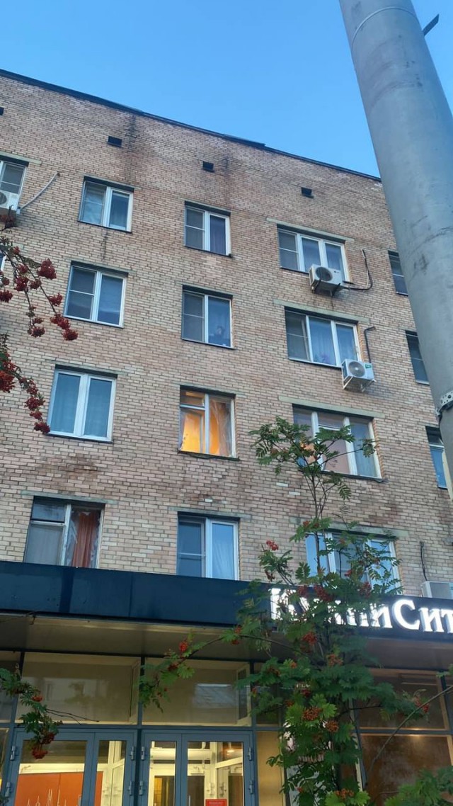 Жильцы повреждённого беспилотником дома в Москве пожаловались на отказ Жилищника вставлять выбитые окна