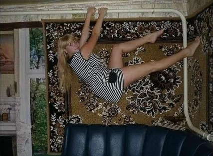 Пьяная пассажирка рейса Чебоксары — Москва в полёте исполнила приватный стриптиз для соседа. На которого перед этим её стошнило