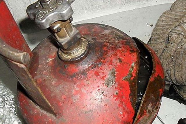 Газовый баллон для заправки зажигалок взорвался в заднем проходе москвича в столичном районе Отрадное