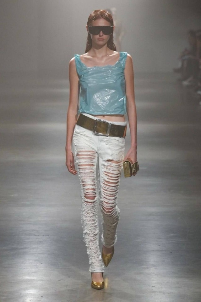 Maison Margiela включил в свою коллекцию весна-лето 2025 майку-пакетик за 92 тысячи рублей.