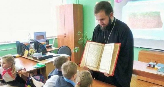 В РПЦ предложили школам вводить должность штатныхсвященников