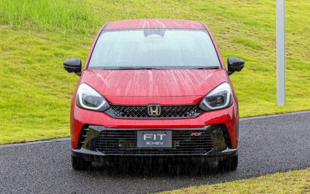 Новая Honda Fit 2026 для рынка Японии. Цена в базе - 1,050 млн. рублей, в самом топе -1,4 млн рублей