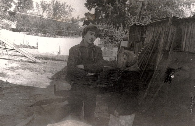 На днях я сел на лавочку у своего старого дома. И понял, что сижу на ней один впервые за тридцать с лишним лет.