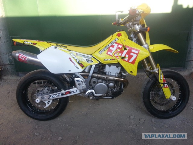 Обклеиваем мотик Suzuki DRZ 400E