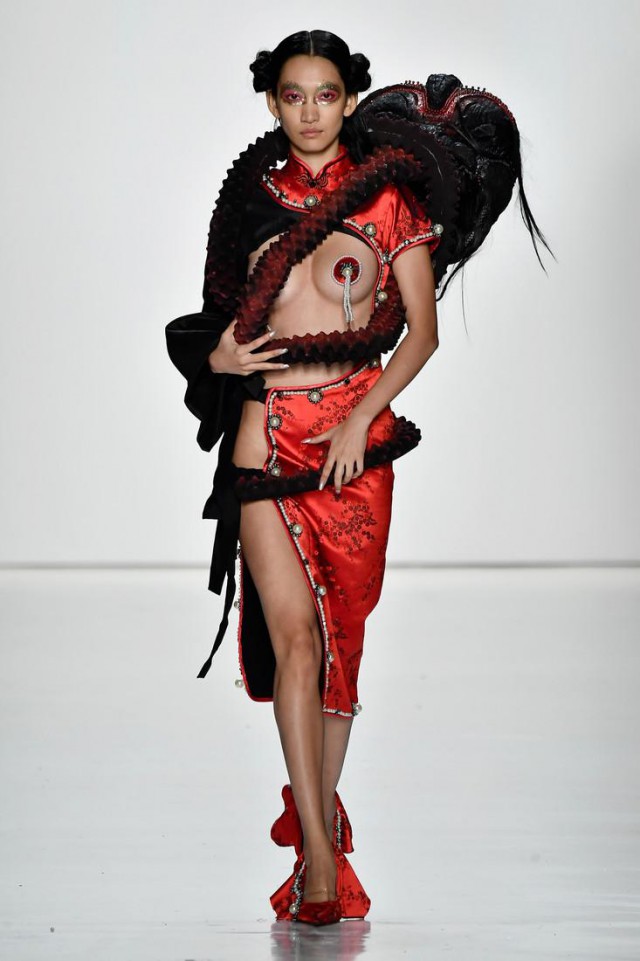 Мода следующего лета? На Неделе моды в Нью-Йорке представили коллекцию «вагино-платьев»
