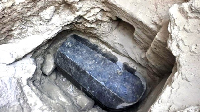 В Египте началась операция по вскрытию черного саркофага
