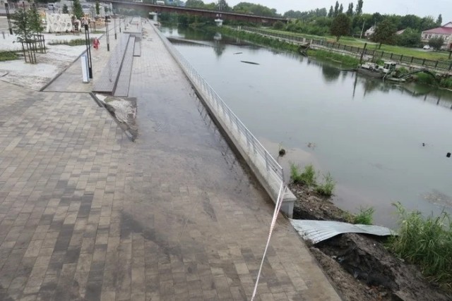 Набережная города Старый Оскол спустя неделю после открытия. Ну, а кто же знал, что дождь пойдёт?