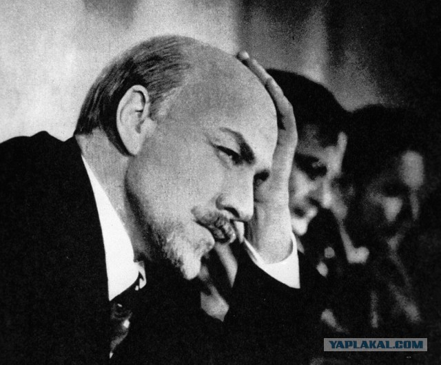 Трое неизвестных напали на Навального: обсыпали его мукой и облили молоком